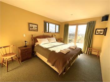 Retro Ski Lodge (Bachcare) - Wanaka
