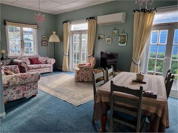 Eclectic Cottage - New Plymouth