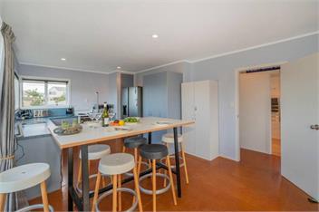 Beach House - Across the Road to the Beach - Whitianga