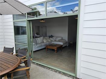 Experience a Kiwi beach holiday here, a couple of minutes walk to the sand - Whangaparaoa