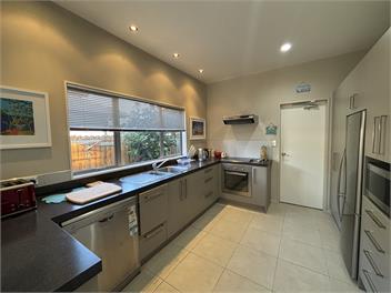 available KINGS BIRTHDAY WEEKEND 'Ocean Cove at Whangamata (5 minutes from beach & shops) - Coromandel