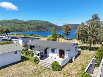 Lakefront , mountain views Holiday Bach - Taupo
