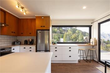 Sunshine Bay Stay | Lake Views & Cosy Fireplace - 