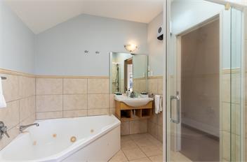 Tui Apartment 9 - Taupo *lake & heated pool! - 