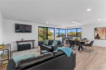 Tranquil Stay Two Mile Bay - lake views + playground -