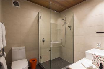 The Bay House - waterfront accommodation with hot tub - Queenstown