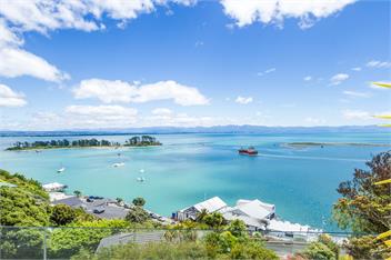 'Harbour View - Three' - Nelson Waterfront Apartment - Nelson