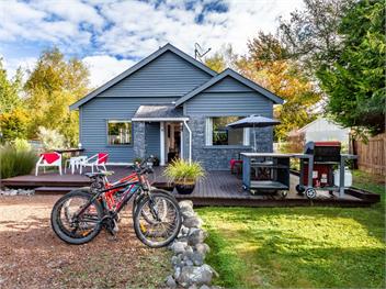 Stag & 3 Pigs (Bachcare) - Ohakune