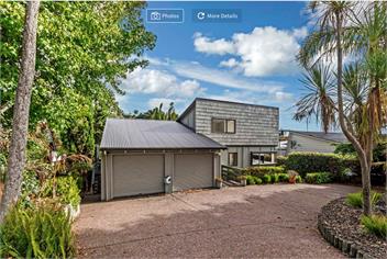 Beachside Retreat - Pool. - Auckland