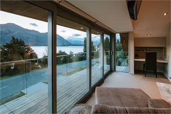 Lakeside Road | Sleeps 10 | Lake Views | Walk to Town - Wanaka