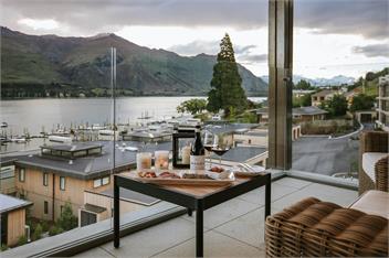 Nautilus Penthouse | Sleeps 8 | Lakefront Apartment - Wanaka