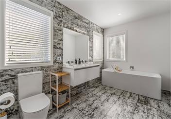 Hideaway at the Bay - Spa Pool, Premium Property, Walking distance to the Lake - Taupo