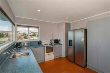 Beach House - Across the Road to the Beach - Whitianga