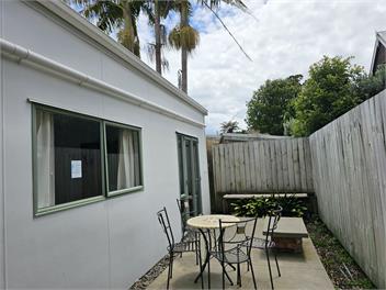 Experience a Kiwi beach holiday here, a couple of minutes walk to the sand - Whangaparaoa