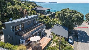 Kaiteriteri Beach House - Renovated & Steps from the Beach - Tasman