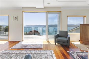 Stay over the Harbour - Beautiful Miramar Villa - Wellington