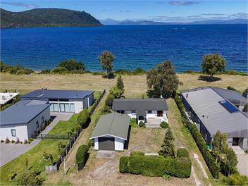 Lakefront , mountain views Holiday Bach - Taupo