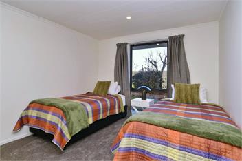 Russley home near the airport, single level with parking - 