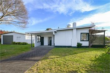 Wharewaka Bach (Bachcare) - 