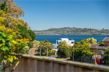 Tranquil Stay Two Mile Bay - lake views + playground -