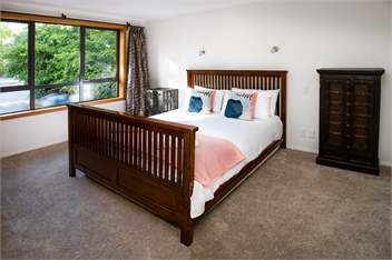 Wanaka Tree & Lake House - BEST Lake Front Location - Wanaka