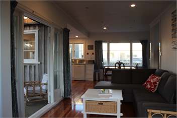 Light & Clean Family Friendly Beach Bach - Waverley, Taranaki