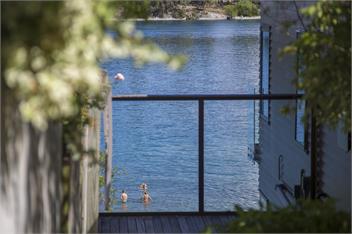 The Bay House - waterfront accommodation with hot tub - Queenstown