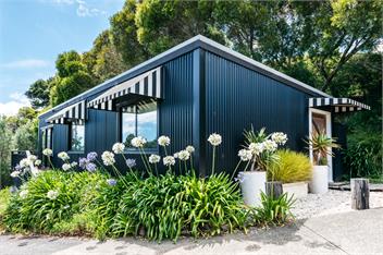 FRENCHMANS HILL Winemakers Cottage : COAST AND COUNTRY - Waiheke Island