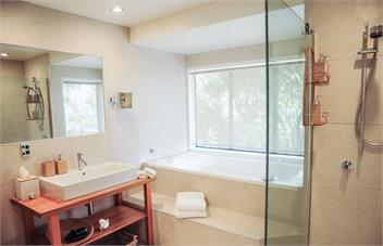 The Retreat: Luxury private hillside beach villa @ Te Ngaere Bay - kaeo