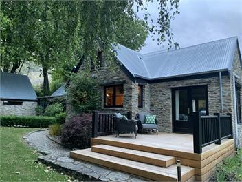 Matukituki House Lake Wanaka 5 bedroom luxury stone cottage holiday home - Wanaka