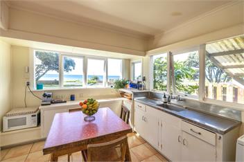 BACH ON THE BEACH - Coast & Country - Waiheke Island