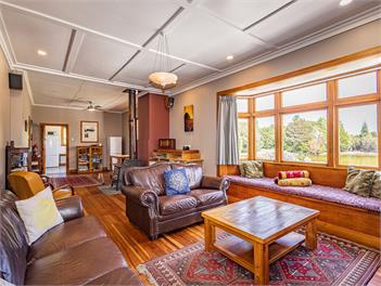 MJ's Retreat, Tongariro Alpine Crossing Special - Ohakune