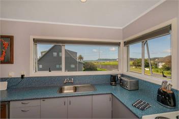 Beach House - Across the Road to the Beach - Whitianga