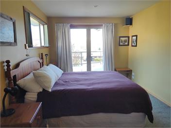 Retro Ski Lodge (Bachcare) - Wanaka