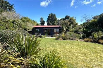 Tui and Tide ~ Beachfront ~ Where Birds, Garden & Ocean Meet~Peacefully Relaxing - Pakawau