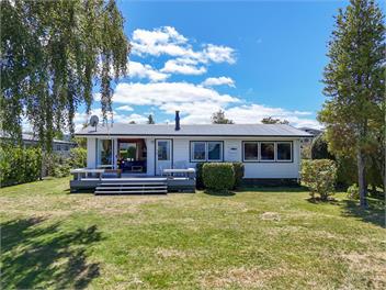 Lakefront , mountain views Holiday Bach - Taupo