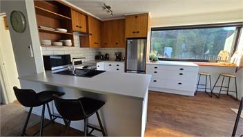 Sunshine Bay Stay | Lake Views & Cosy Fireplace - 