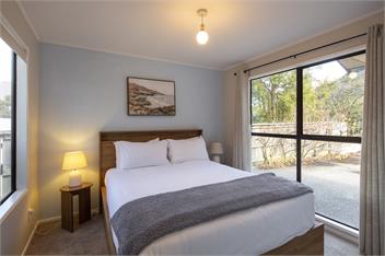 Sunshine Bay Stay | Lake Views & Cosy Fireplace - 