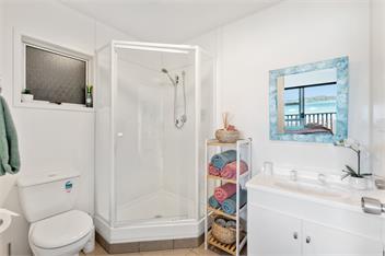 Wallace house accommodates 10 guests with option to book Ariel's Den a separate apartment onsite, sleeps 1- 4 - Bay Of Islands