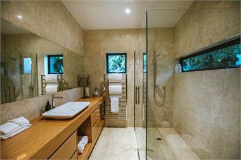 Aurum | Sleeps 6 | Breathtaking Lake Views | Contemporary & Unique - Wanaka