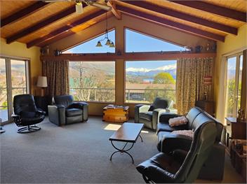 Retro Ski Lodge (Bachcare) - Wanaka