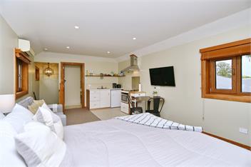 Studio 85 - Christchurch Holiday Homes - Christchurch