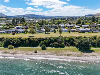 Lakefront , mountain views Holiday Bach - Taupo