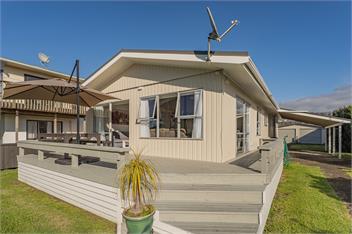 Hosts on the Coast The Lazy Jandel - 