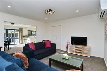 Russley home near the airport, single level with parking - 