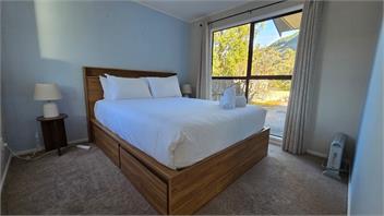 Sunshine Bay Stay | Lake Views & Cosy Fireplace - 