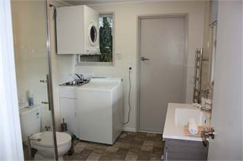 Couples Getaway-Lake Edge with private jetty- Okere Falls -