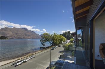 The Bay House - waterfront accommodation with hot tub - Queenstown