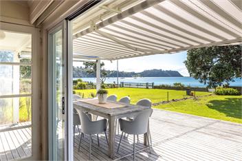 BACH ON THE BEACH - Coast & Country - Waiheke Island