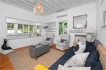 Quintessential Russell Cottage Right In The Heart Of The Village - Russell